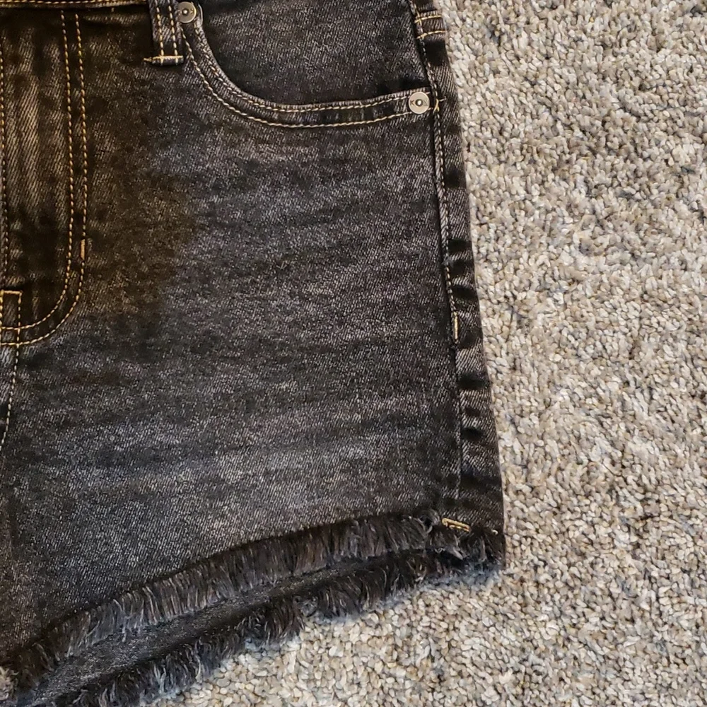 Kendall & Kylie Jean Shorts - Picture 4 of 6